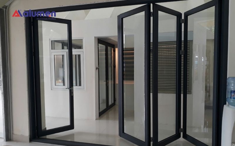 Sử dụng cửa nhôm kính chất lượng tốt là giải pháp tăng cường an toàn hữu ích cho công trình của bạn