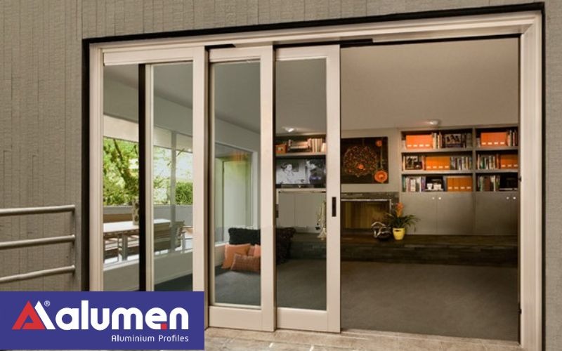 Không gian hiện đại sử dụng thiết kế cửa đi 3 cánh nhôm mở lùa