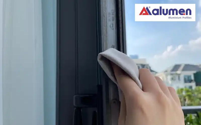 Alumex giúp vết ố lâu năm, khó vệ sinh mờ đi vô cùng hiệu quả