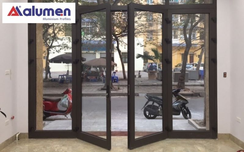 Cửa chính nhôm kính mở quay là loại cửa được sử dụng phổ biến hiện nay