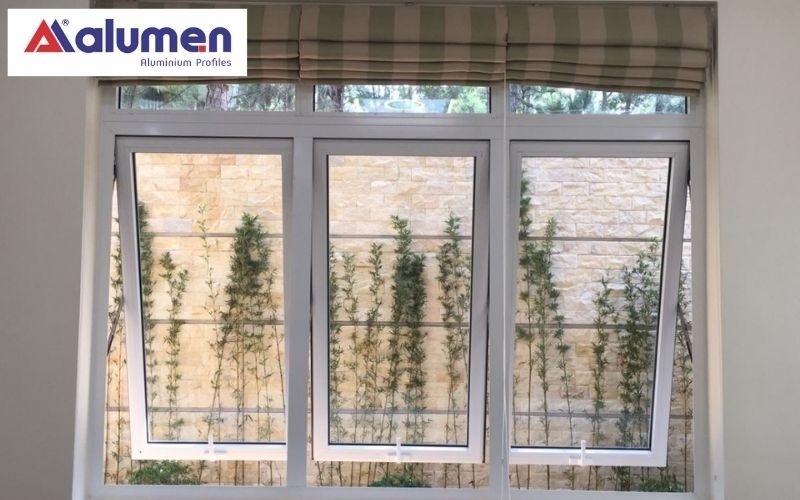 Cửa sổ nhôm mở hất 3 cánh màu trắng tạo điểm nhấn rất tốt cho căn phòng