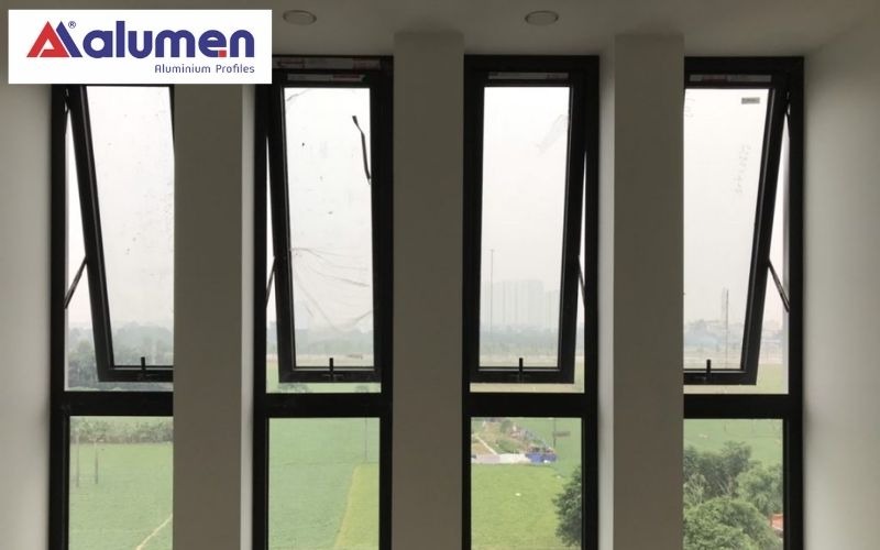 Cửa sổ nhôm kính mở hất có thể được sử dụng như một mái che