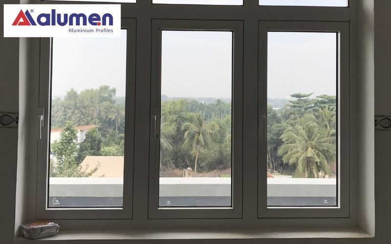 Cửa sổ nhôm mở quay 3 cánh với tone màu trắng sang trọng, thanh lịch