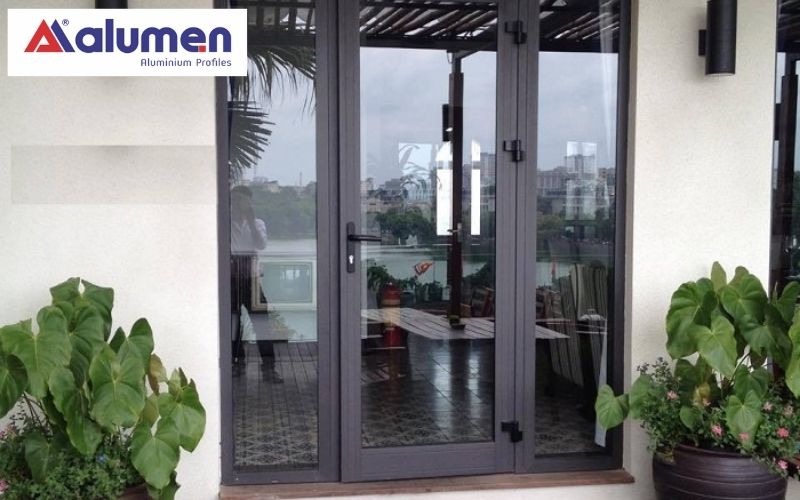 Về mặt phong thủy, cửa chính nhôm kính một cánh có thể gia tăng vượng khí của gia chủ