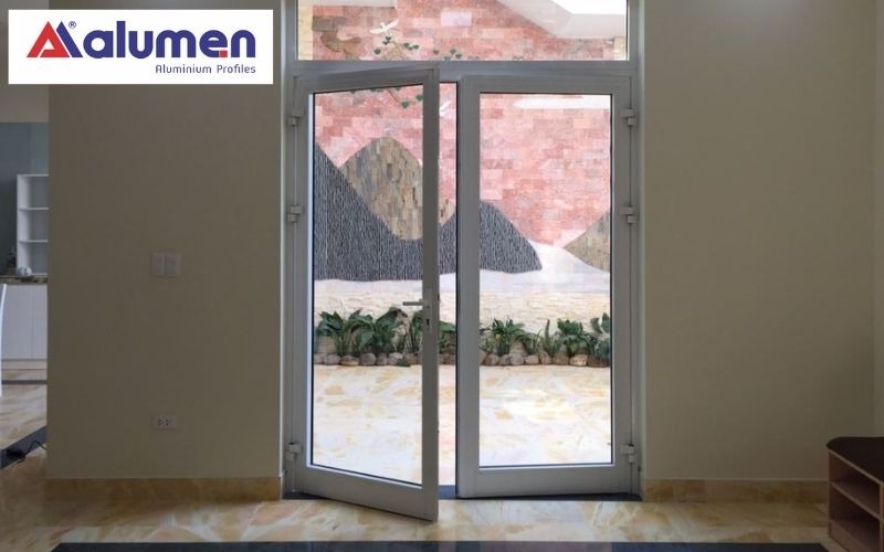 Cửa chính nhôm mở quay 2 cánh với màu trắng thanh lịch