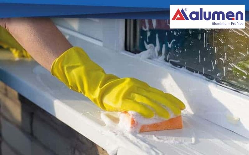 Vải mềm hút ẩm rất tốt, khi ngấm nước sẽ làm sạch bề mặt cửa nhôm mà không gây xước