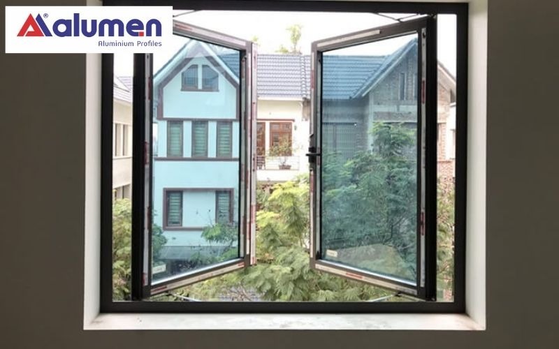 Cửa sổ nhôm mở quay 2 cánh mang lại góc nhìn thông thoáng ra không gian bên ngoài ngôi nhà