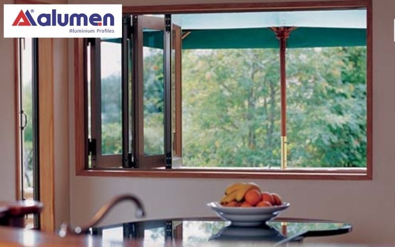 Cửa sổ nhôm xếp gấp 4 cánh mang lại cảm giác gắn kết giữa không gian trong nhà với cảnh vật bên ngoài