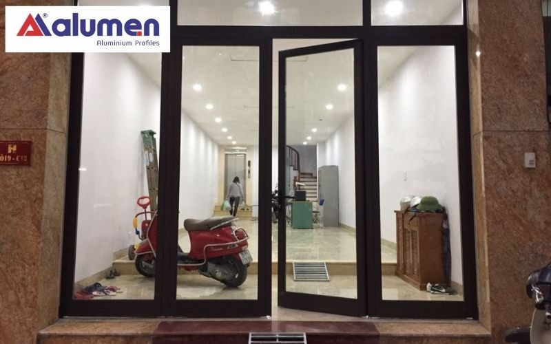 Cửa chính nhôm mở quay 4 cánh có thể tạo lối đi rộng rãi, thông thoáng vào trong nhà