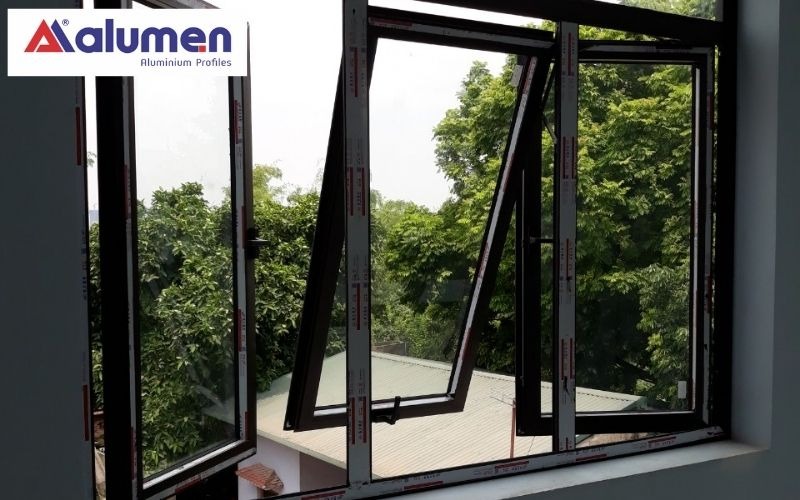 Cửa sổ nhôm kính mở quay được kết hợp cùng cửa sổ nhôm kính mở hất để tạo điểm nhấn