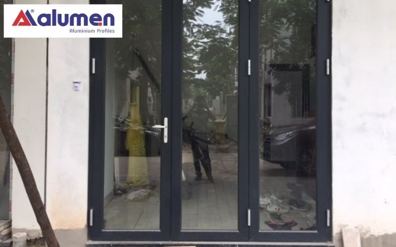 Cửa chính nhôm mở quay 3 cánh có thể mở cả 3 ô chờ, giúp căn phòng trở nên thông thoáng