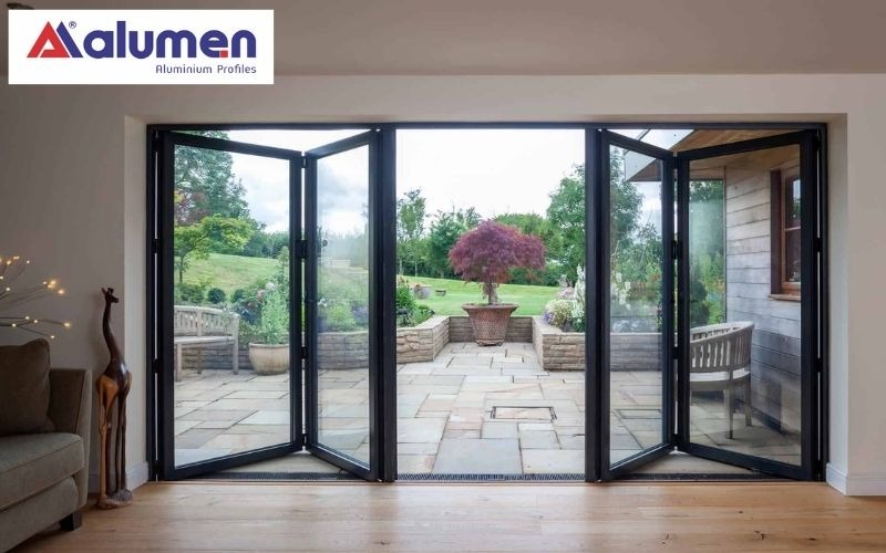 Cửa chính nhôm xếp gấp 4 cánh theo dạng 2-2 mang lại không gian mở thoáng đãng cho căn phòng
