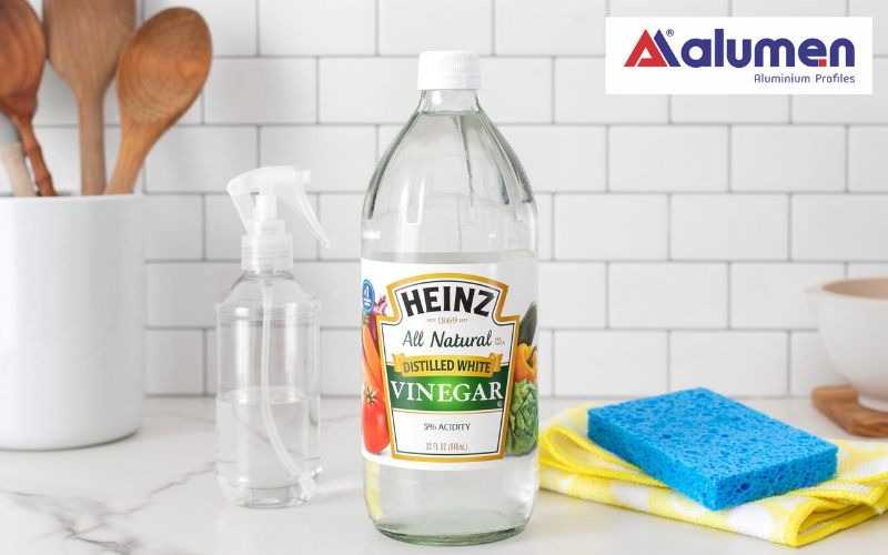 Giấm ăn có thể nhanh chóng tẩy đi các vết sơn dính trên cửa