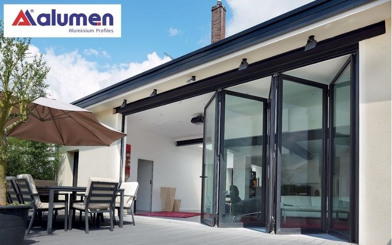 Cửa chính nhôm xếp gấp có thể được gấp gọn dễ dàng vào 1 phía