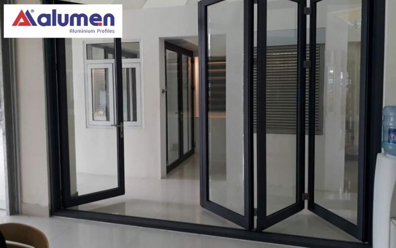 Cửa chính xếp gấp trong không gian nhà ở sử dụng nhôm PMI