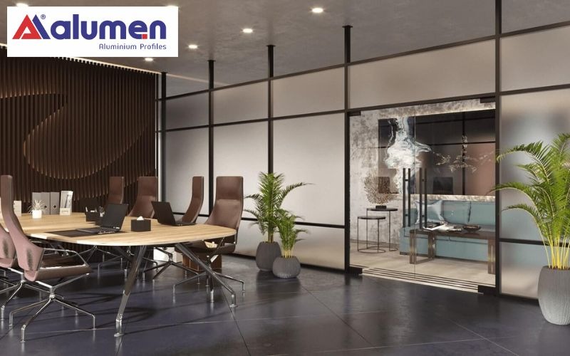Vách ngăn nhôm kính từ nhôm Alumen có nhiều màu thời thượng phù hợp với đa dạng không gian kiến trúc.