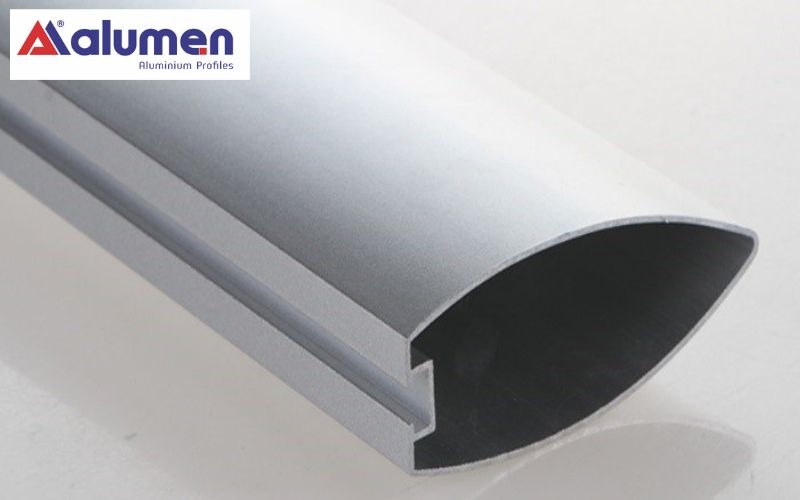 Lam chớp nhôm hình đầu đạn có kết cấu chóp nhọn phình ở đầu với khoang trống lớn.