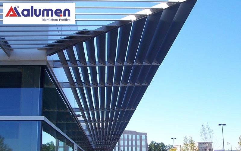 Lam chớp nhôm Alumen có độ cứng cao, chất lượng bền bỉ nên được ứng dụng làm các mái vẩy ngoài trời.