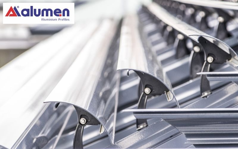 Lam chớp nhôm hình cánh cung có khả năng phản lại phần lớn nhiệt lượng.