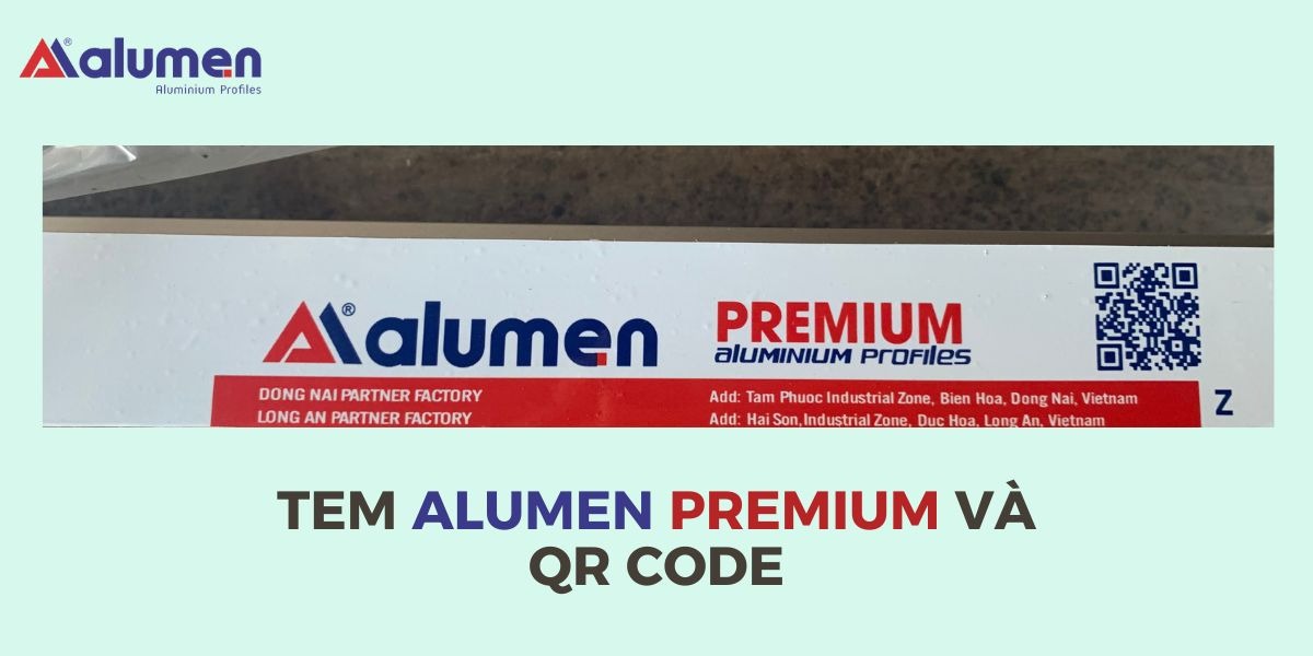 Nhôm Xingfa Alumen hệ 65 chính hãng sẽ dán tem Alumen Premium kèm QR code.