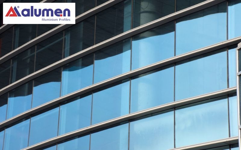 Mặt dựng vách kính hệ Semi có kết cấu kiên cố, đảm bảo an toàn cho các công trình cao tầng trong môi trường khắc nghiệt.