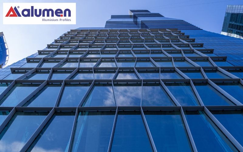 Mặt dựng nhôm Alumen được sản xuất theo tiêu chuẩn châu Âu với hàm lượng nhôm cao, cho chất lượng mặt dựng nhôm kính cứng cáp và bền bỉ.