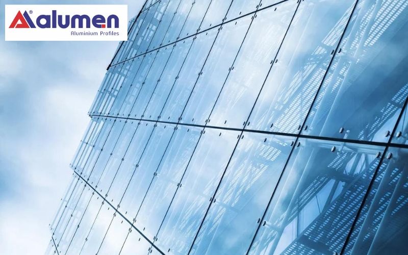 Mặt dựng vách kính hệ Spider tối giản phần khung dựng nên có tầm nhìn tốt và thẩm mỹ hiện đại.