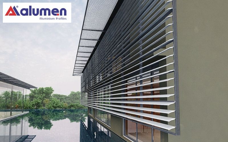 Ngoài ra, lam chớp nhôm còn được ứng dụng làm lớp che bảo vệ bên ngoài mặt dựng nhôm kính.