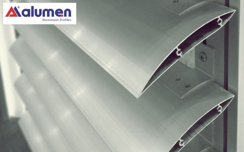 Lam chớp nhôm hình lá liễu có hình dạng mỏng, khoang trống dẹp và hơi cong xuống.