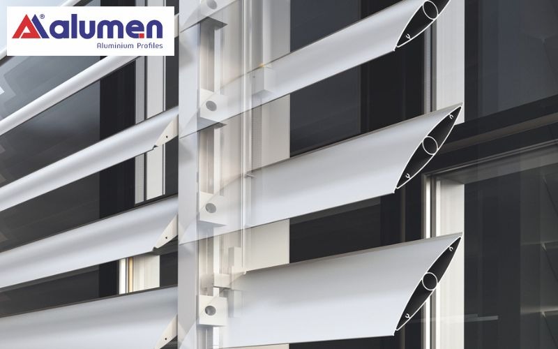 Lam chớp hình thoi kết hợp độ cong và nghiêng cho khả năng ngăn chặn các yếu tố từ môi trường tốt.