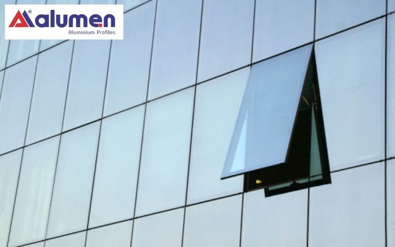 Mặt dựng vách kính hệ Unitized được ghép từ các tấm module sản xuất sẵn nên sẽ tiết kiệm thời gian thi công và lắp đặt.