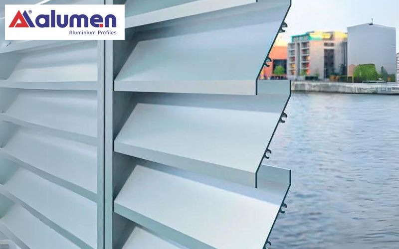 Lam chớp nhôm hình chữ Z có hai đầu cong giúp ngăn giọt bắn hiệu quả.