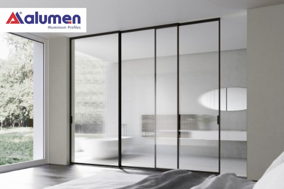 Cửa lùa nhôm hệ Slim 3 cánh ngăn chia phòng tắm và phòng ngủ.