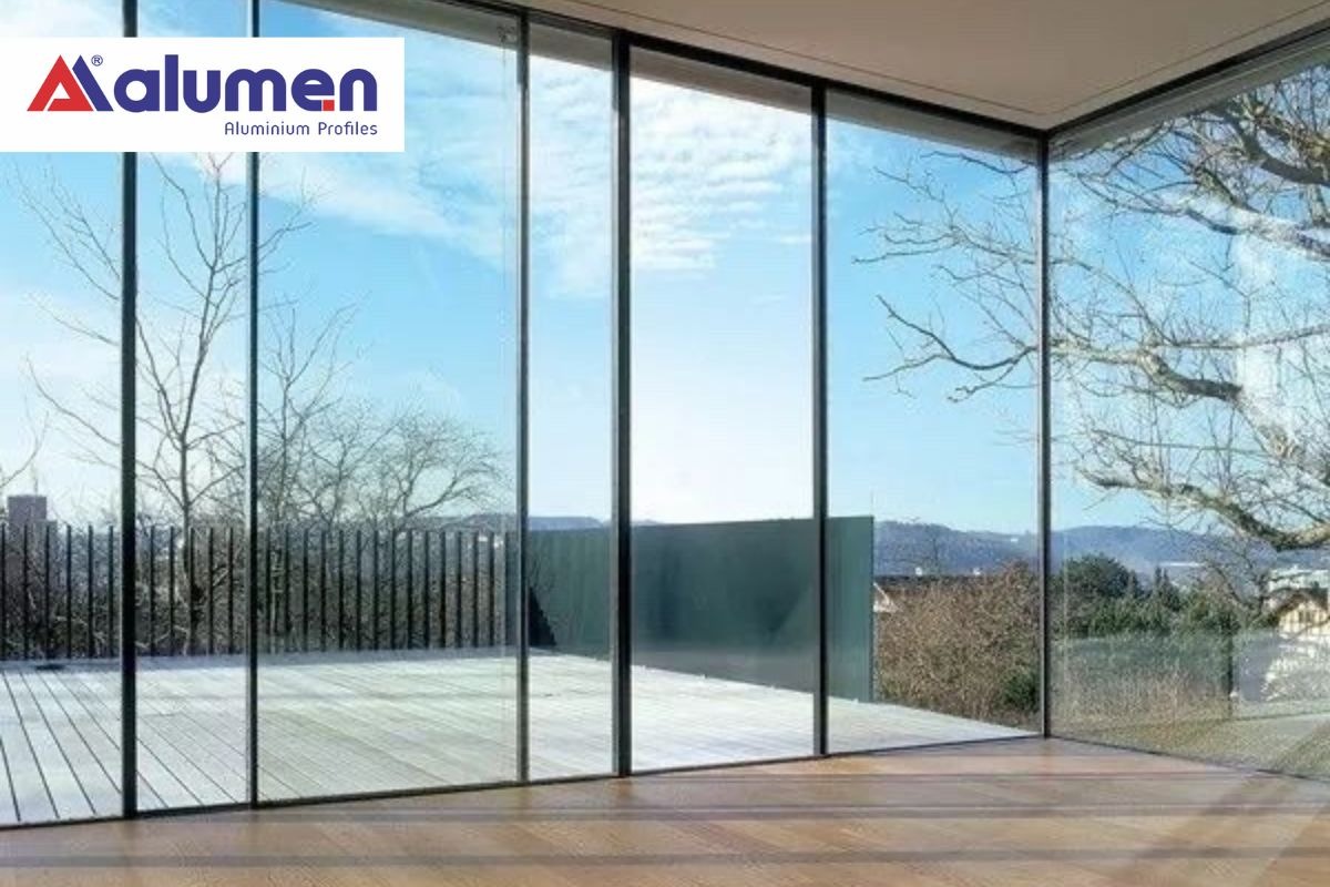 Cửa trượt/lùa nhôm hệ Slim 3 cánh và vách kính dựng.