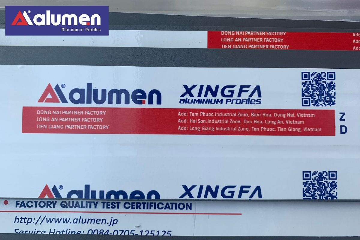 Hàng nhôm Xingfa Alumen hệ 55 chính hãng sẽ có dán tem đỏ logo Alumen và QR code.