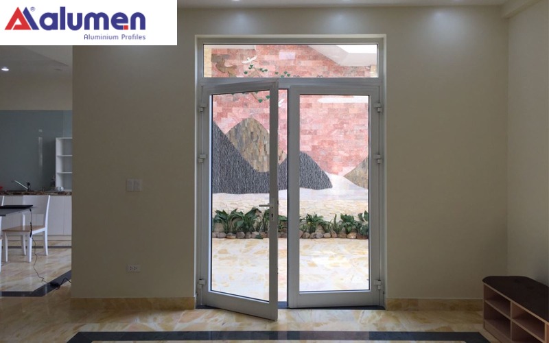 Cửa đi nhôm Xingfa Alumen 2 mở quay cánh thường được sử dụng để ngăn chia không gian phòng khách