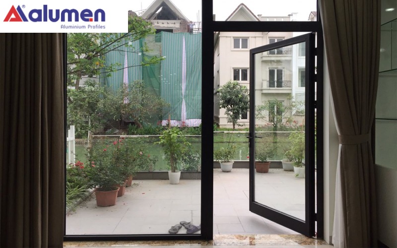 Cửa đi nhôm Xingfa Alumen mở quay 1 cánh thường có kích thước rộng để tiện cho việc đi lại