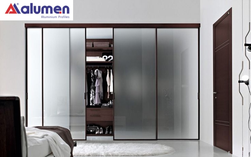 Mẫu tủ quần áo nhôm kính mờ thanh lịch, trang trọng