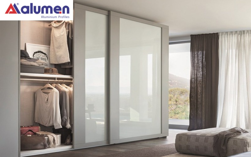 Mẫu tủ quần áo nhôm kính mờ thanh lịch, trang trọng