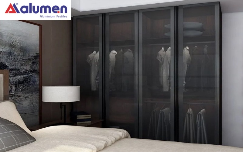 Mẫu tủ quần áo nhôm kính mờ thanh lịch, trang trọng