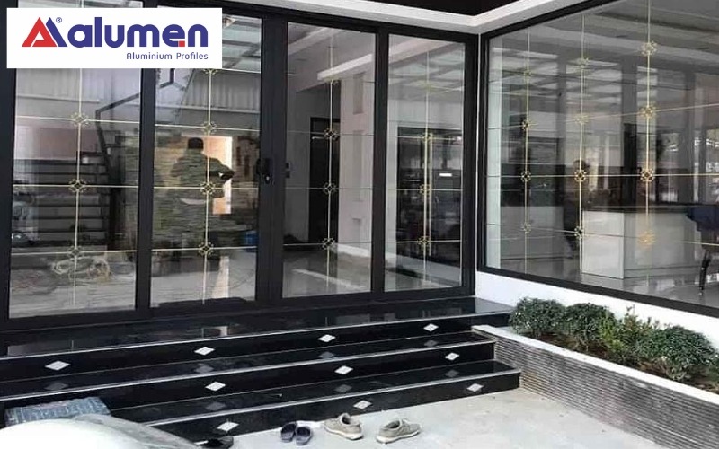 Cửa nhôm Xingfa hệ 55 có cấu tạo gồm 3 thành phần chính là thanh nhôm, kính và phụ kiện đi kèm