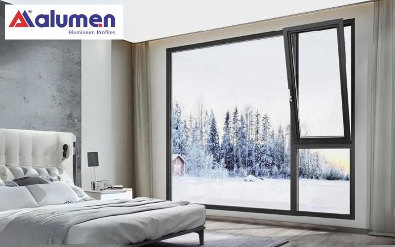 Cửa sổ hất 1 cánh cố định trục ngang dưới giúp thoáng khí tốt và ngăn chặn gió mạnh từ bên ngoài