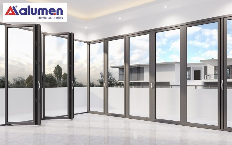 Cửa nhôm Xingfa và Eurowindow kín đáo nhưng vẫn đảm bảo tính thẩm mỹ cao cho ngôi nhà