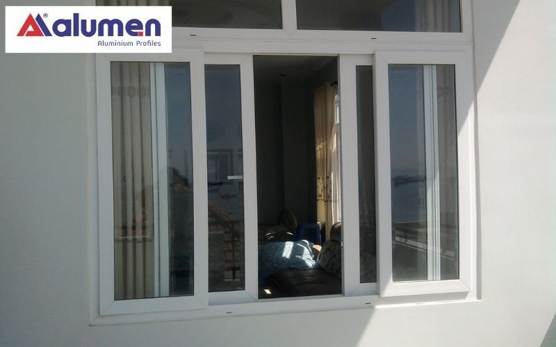 Mẫu cửa sổ nhôm Xingfa 4 cánh trượt lùa dành cho không gian có hệ thống đồ nội thất mang phong cách Bắc Âu