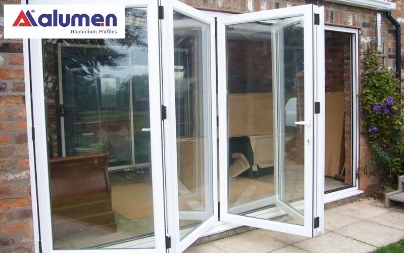 Mẫu cửa nhôm Xingfa 4 cánh xếp gấp dành cho công trình sử dụng đồ nội thất mang phong cách Rustic