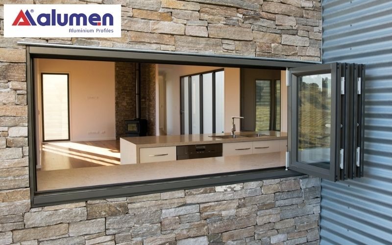 Mẫu cửa sổ nhôm Xingfa 4 cánh xếp gấp dành cho không gian có đồ nội thất mang phong cách Rustic