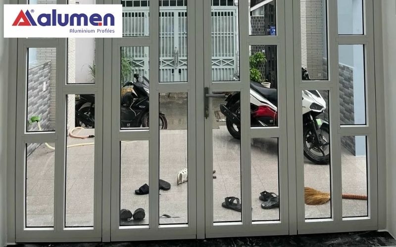 Mẫu cửa nhôm Xingfa 4 cánh mở quay dành cho công trình sử dụng đồ nội thất mang phong cách Bắc Âu