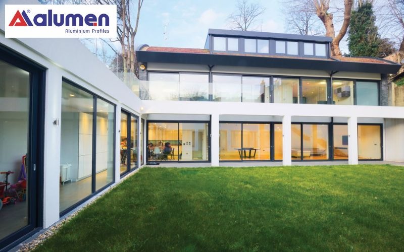 Nên cân nhắc lựa chọn loại cửa phù hợp với không gian và nhu cầu