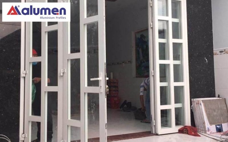 Mẫu cửa nhôm 4 cánh chia ô dạng lệch giúp gia chủ mệnh Kim xua tan đau yếu, bệnh tật, khỏe mạnh cả năm