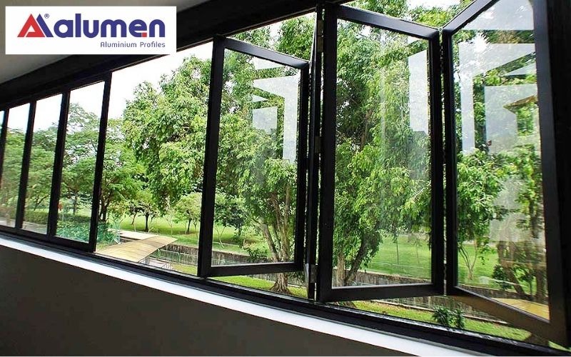 Cửa sổ nhôm biệt thự xếp gấp 6 cánh dành cho biệt thự cao cấp có sân vườn rộng lớn